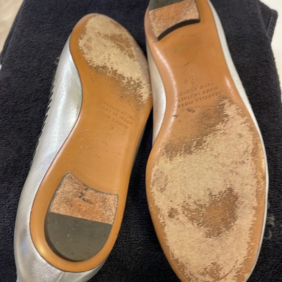 ISABELLA FIORE “Lovely Bis” silver flats with black stitching and tassel - Picture 6 of 8